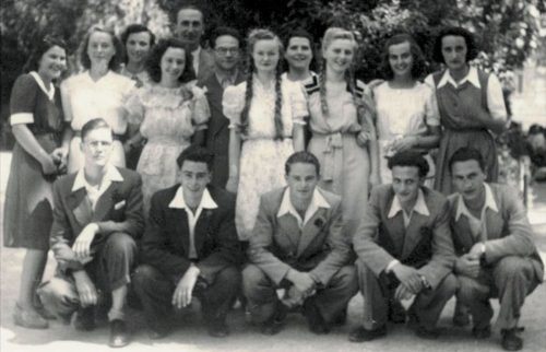 Alcuni diplomati del liceo classico sloveno di Gorizia Ljudski Vrt, il 26 luglio 1946. Al centro, di bianco, Damjana Bratuž